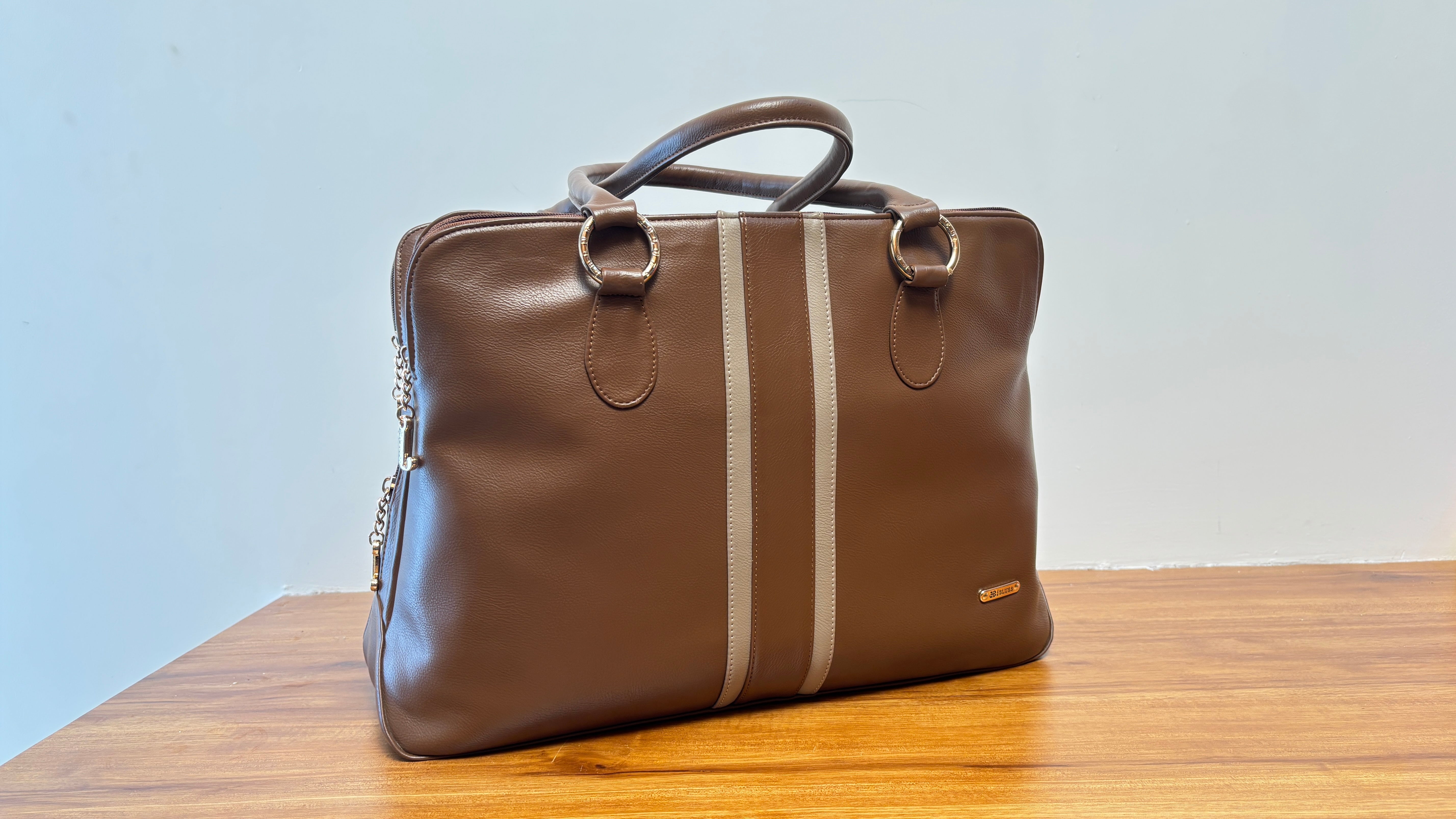 Elegant and classic this women’s Handbag  crafted  from premium-quality