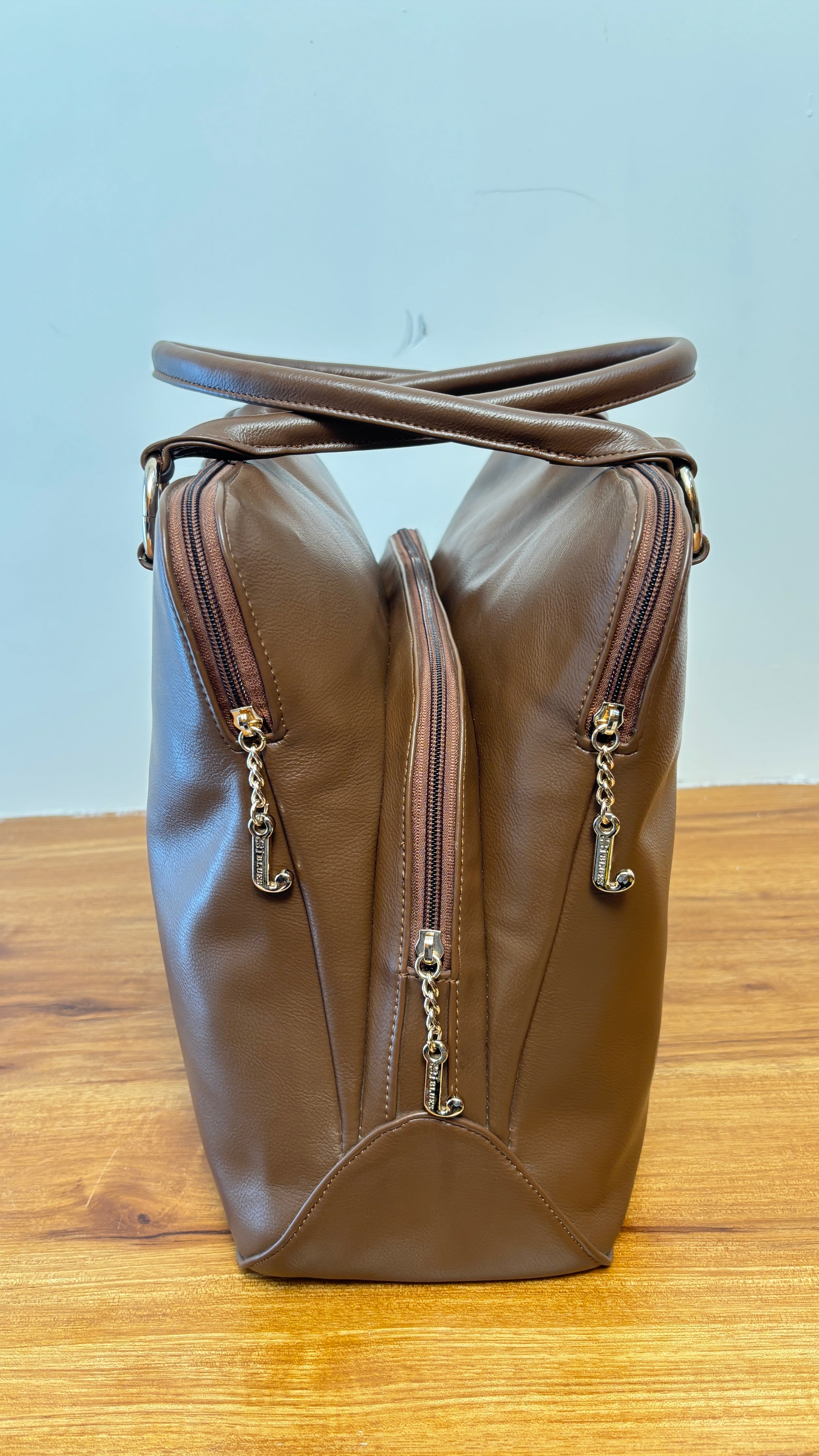 Elegant and classic this women’s Handbag  crafted  from premium-quality