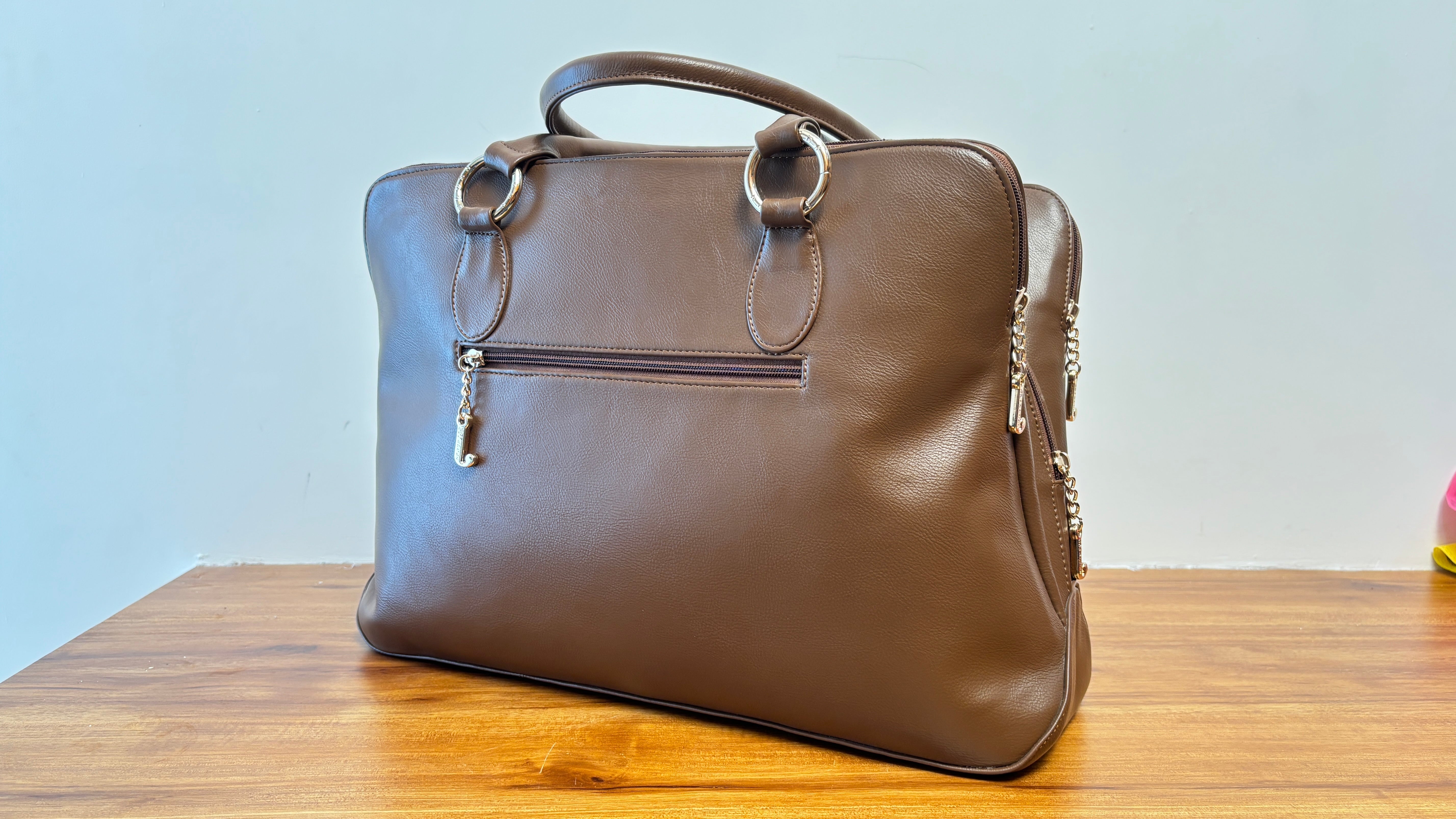 Elegant and classic this women’s Handbag  crafted  from premium-quality