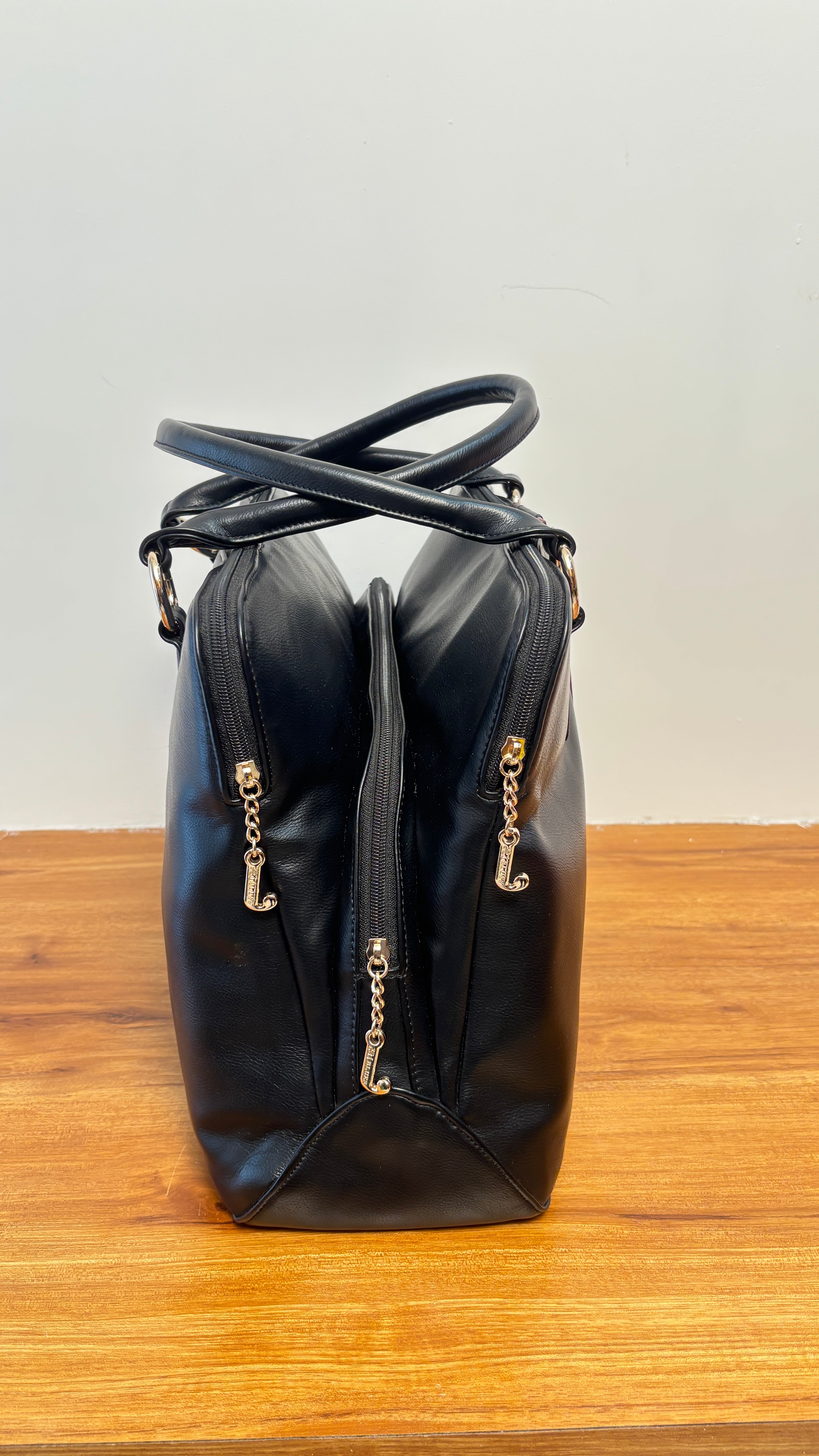 Elegant and classic this women’s Handbag  crafted  from premium-quality