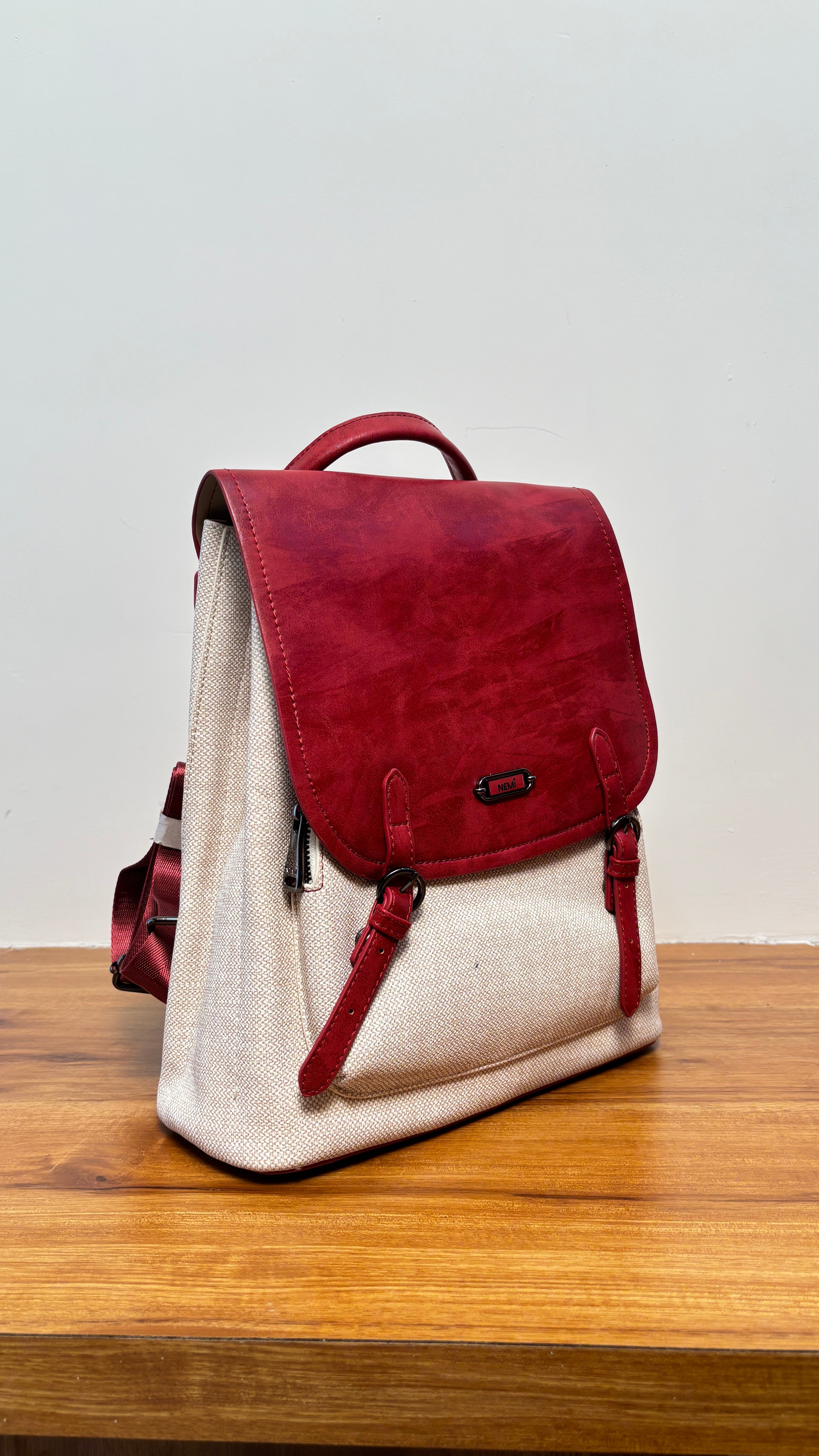 Elegant and versatile, this women’s shoulder bag premium-quality beige shade