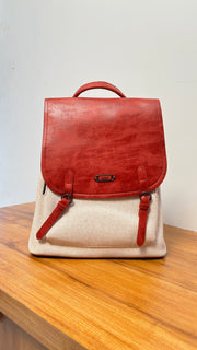 Elegant and versatile, this women’s shoulder bag premium-quality beige shade