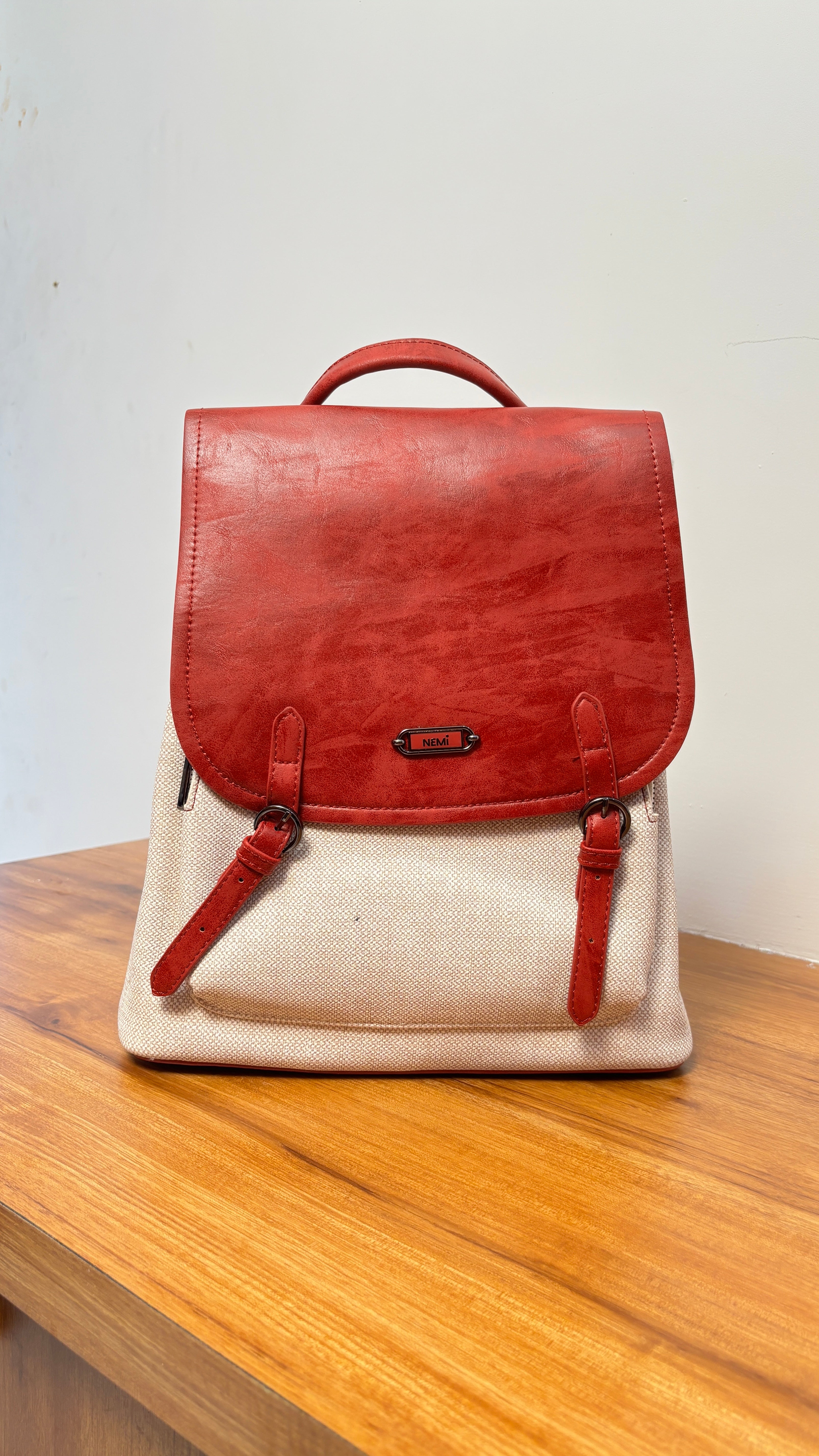 Elegant and versatile, this women’s shoulder bag premium-quality beige shade