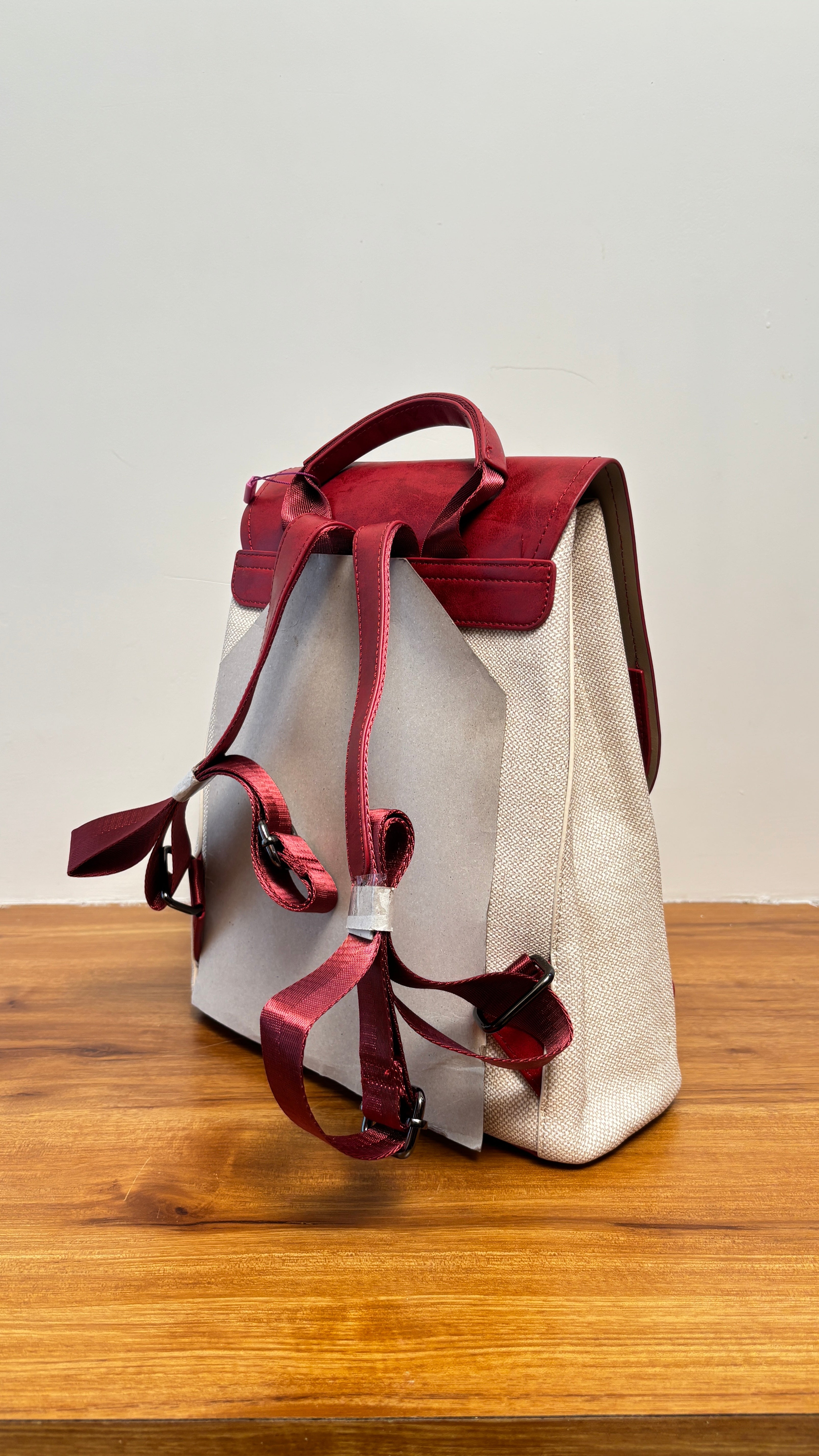 Elegant and versatile, this women’s shoulder bag premium-quality beige shade