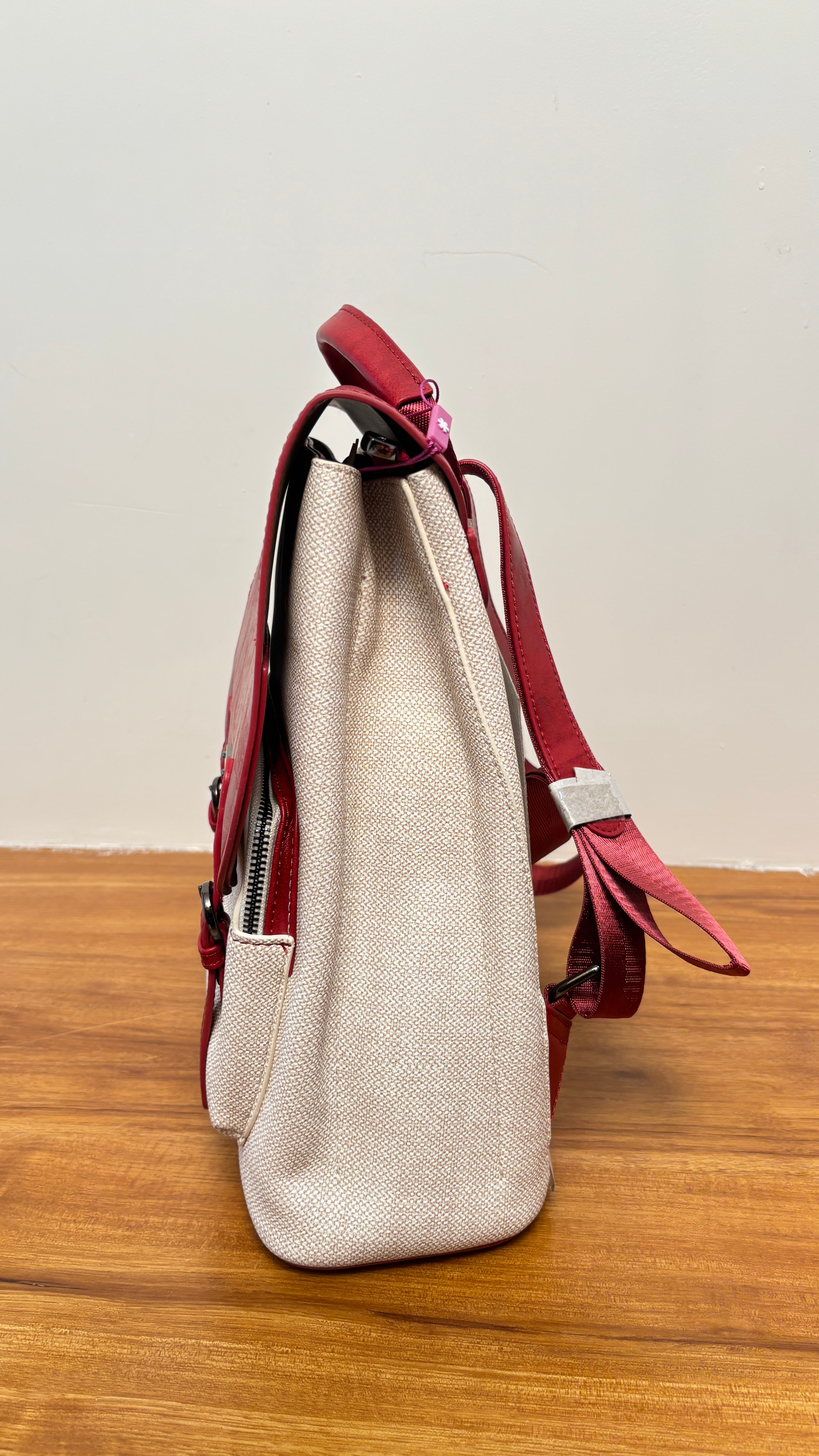 Elegant and versatile, this women’s shoulder bag premium-quality beige shade