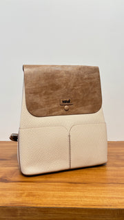 Elegant and versatile, this women’s shoulder bag premium-quality beige shade