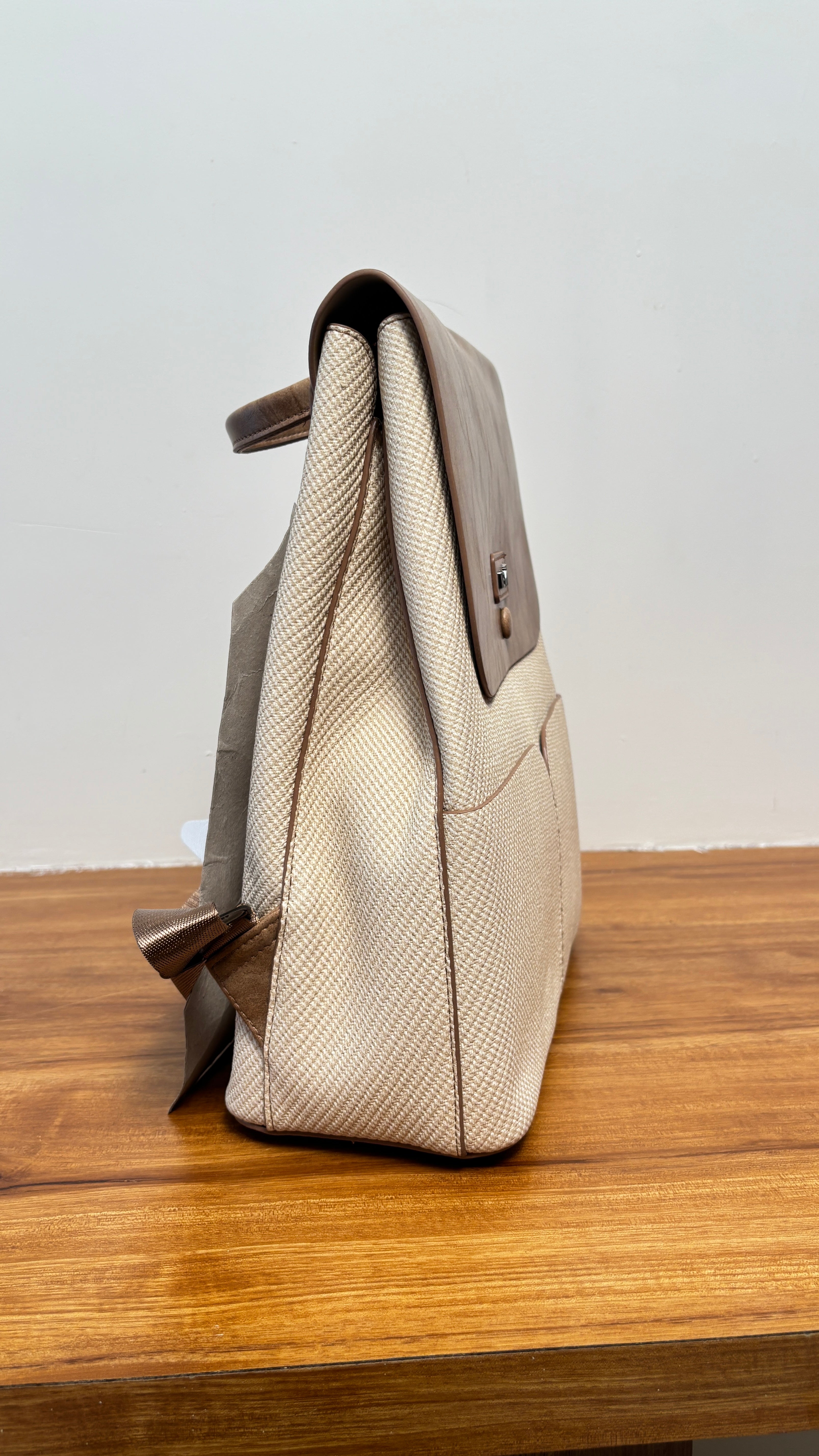 Elegant and versatile, this women’s shoulder bag premium-quality beige shade