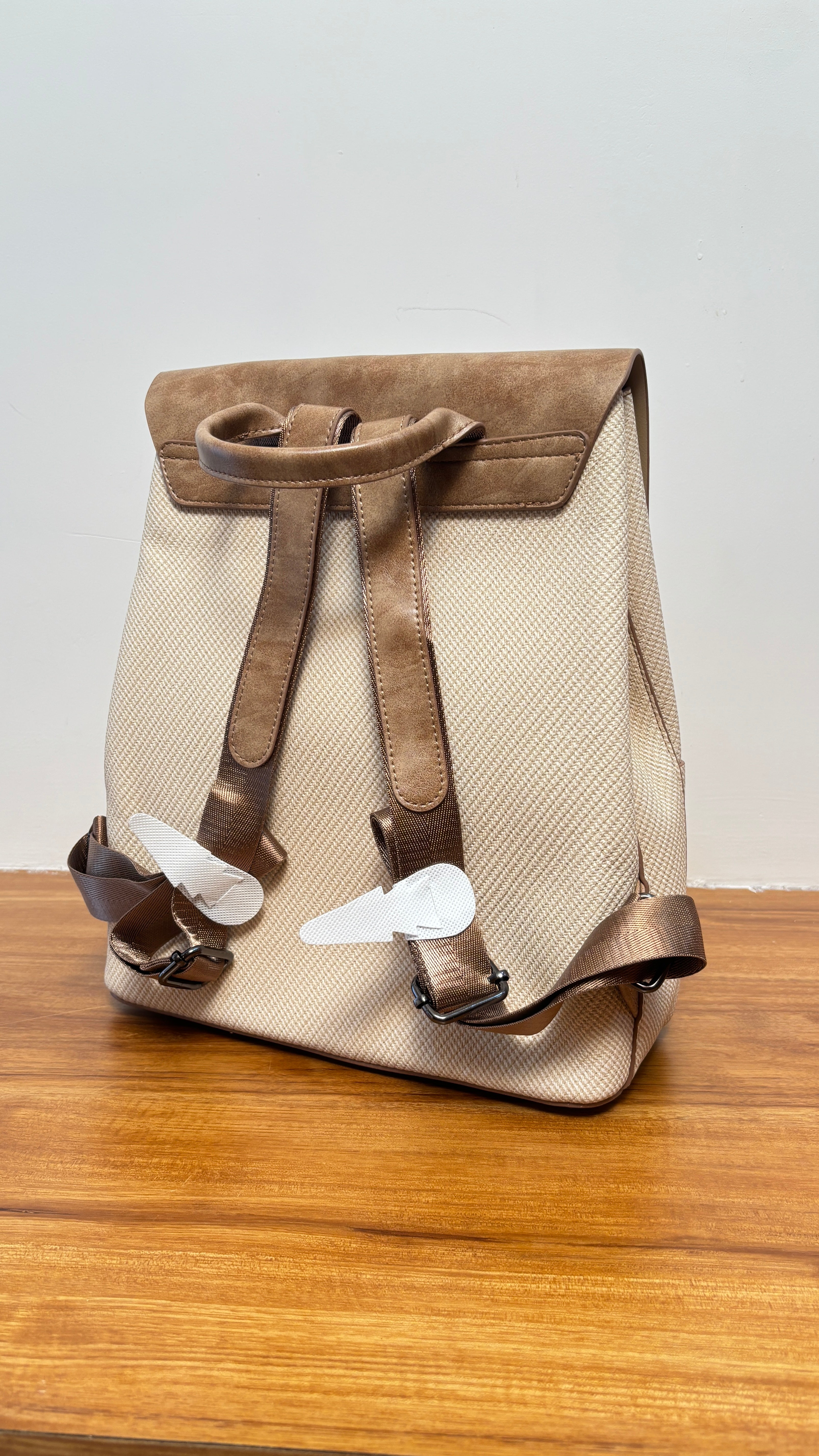 Elegant and versatile, this women’s shoulder bag premium-quality beige shade
