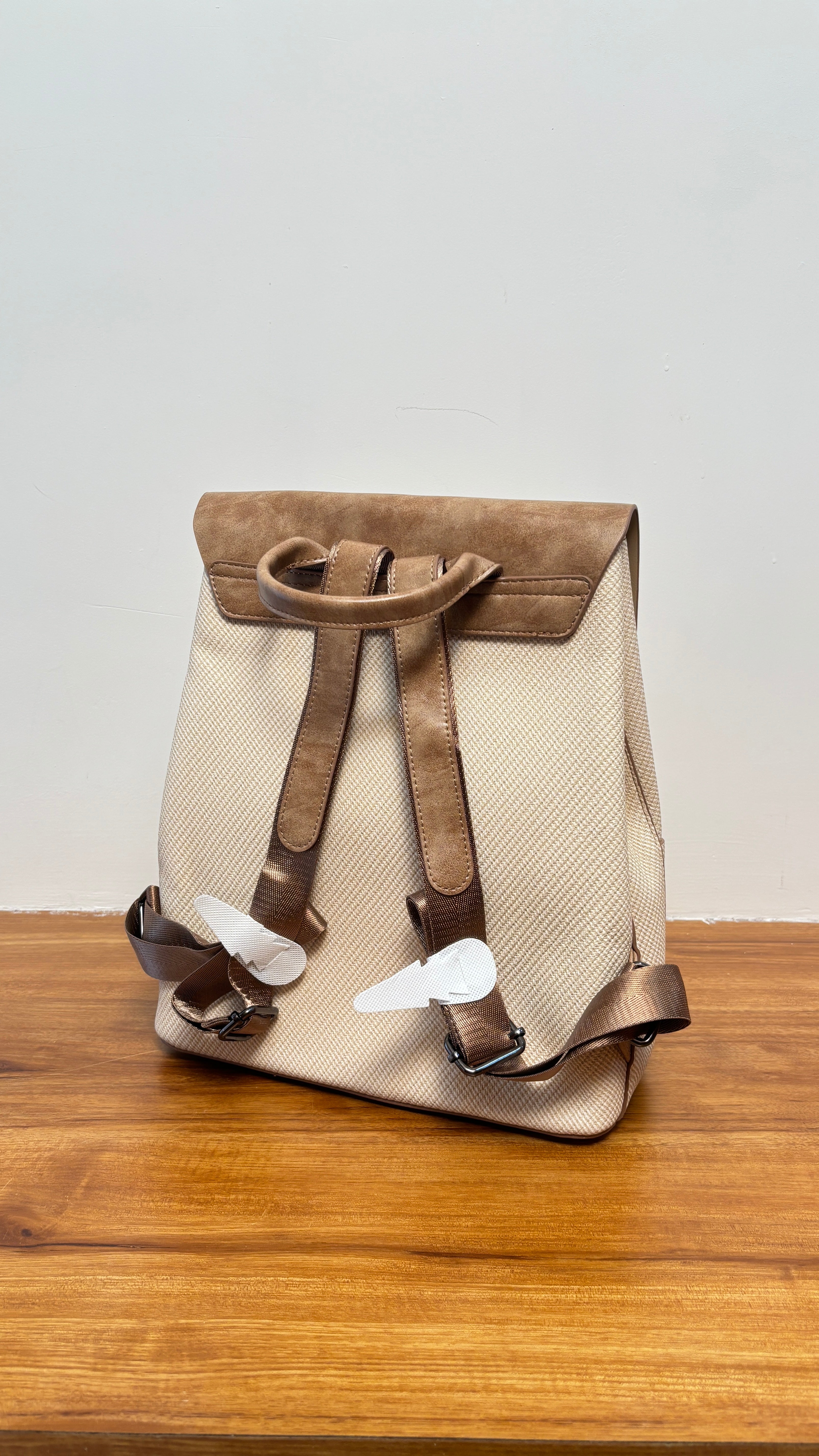 Elegant and versatile, this women’s shoulder bag premium-quality beige shade