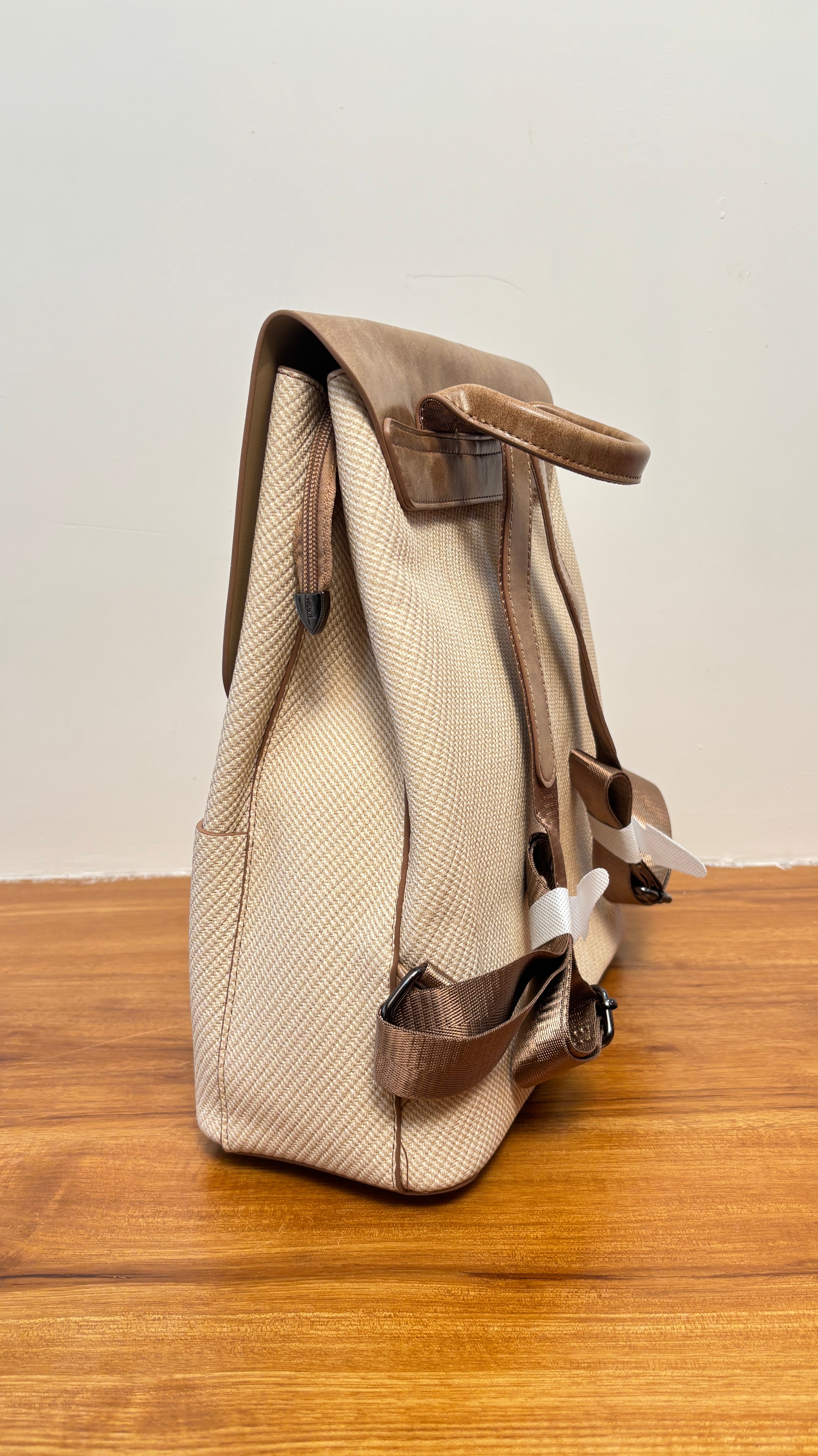 Elegant and versatile, this women’s shoulder bag premium-quality beige shade